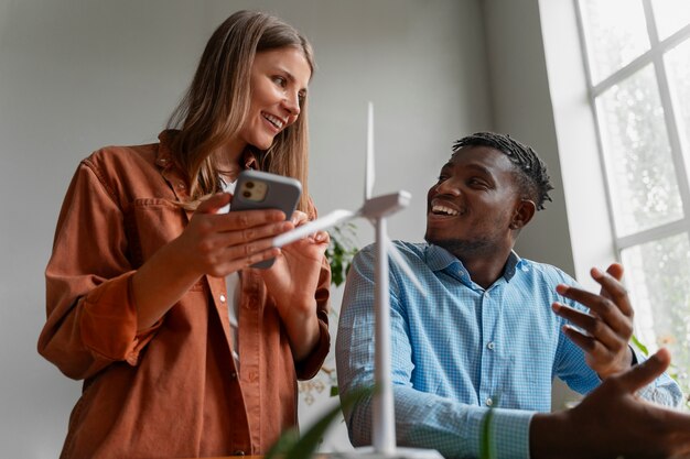 Tech-mensen die ambitieuze duurzaamheidsdoelen proberen te bereiken