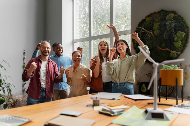 Gratis foto tech-mensen die ambitieuze duurzaamheidsdoelen proberen te bereiken