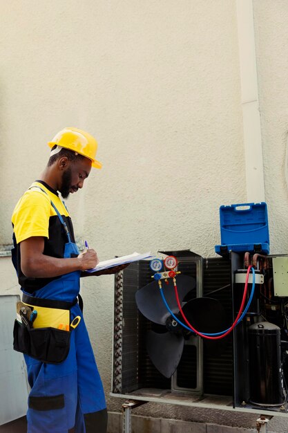 Technicus die de freonwaarden inspecteert