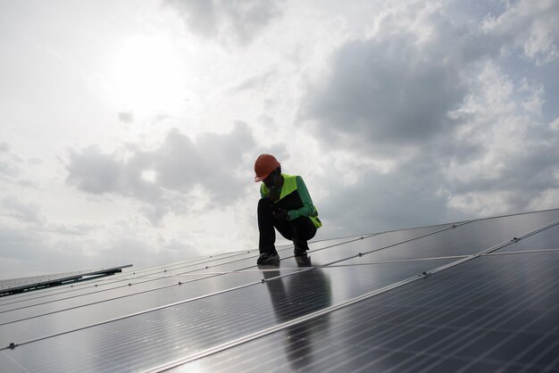 Technicus-ingenieur controleert het onderhoud van de zonnecelpanelen.