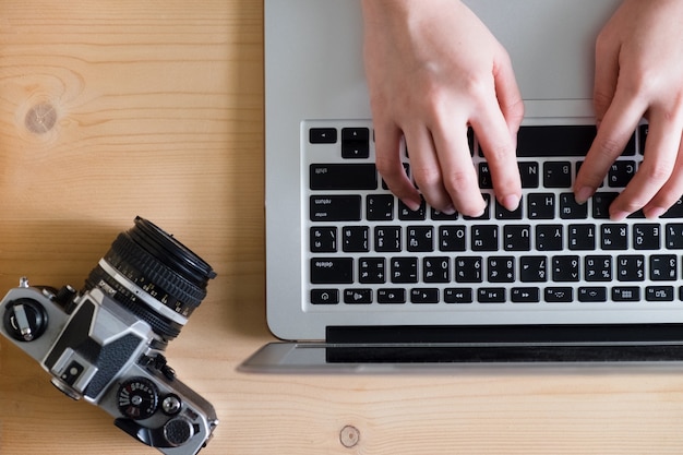 Gratis foto technologie laptop werkend onderwijs toetsenbord