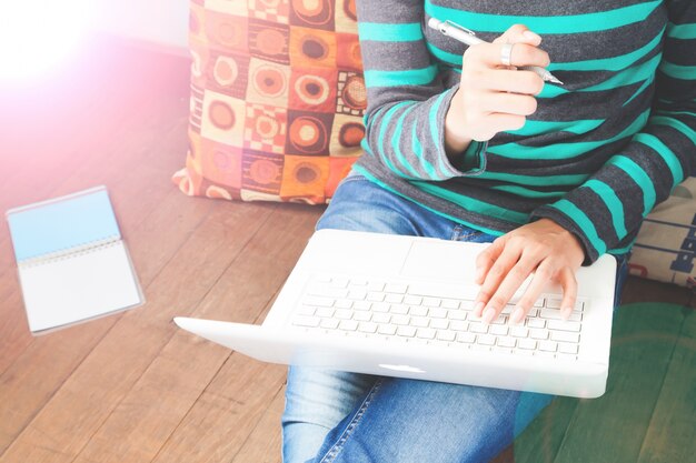 Technologie, winkelen, bankieren, thuis en lifestyle concept - close-up van vrouw met laptop computer thuis