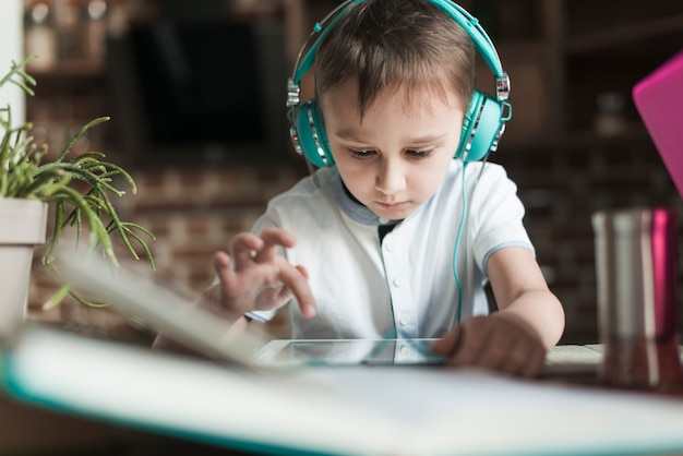 Gratis foto technologieconcept met jonge jongen