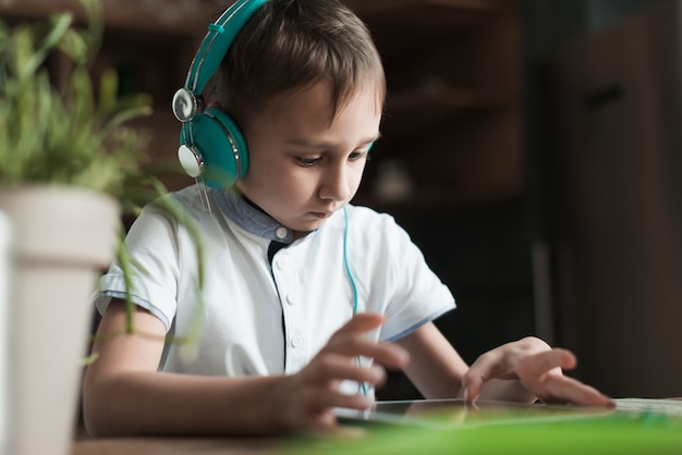 Technologieconcept met jongen die tablet bekijken