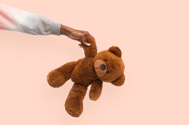 Teddybeer bij de hand gehouden voor liefdadigheidscampagne