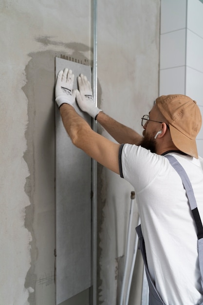 Tegelzetter bezig met renovatie appartement