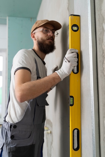 Gratis foto tegelzetter bezig met renovatie appartement