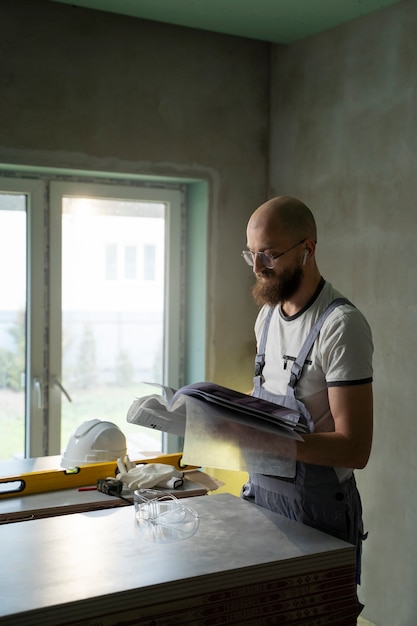 Tegelzetter bezig met renovatie appartement