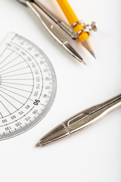 Gratis foto tekening cijfers zoals metalen kompas geïsoleerd met potlood op wit