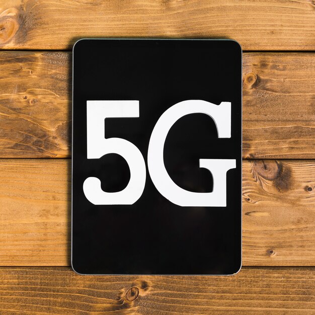 Tekst 5G op tablet op houten oppervlak