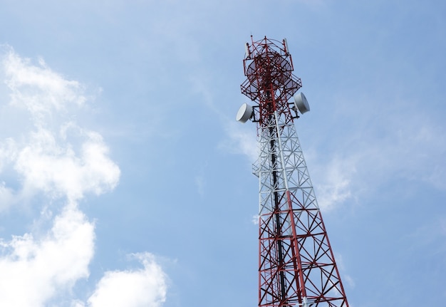 Telecommunicatie antenne voor radio, televisie en telefoon met wolk en blauwe lucht