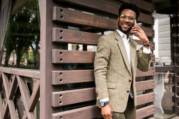 Telefoon Afrikaanse zakenman gelukkig zaken