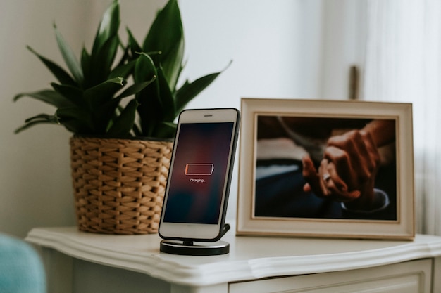 Gratis foto telefoon met een bijna lege batterij