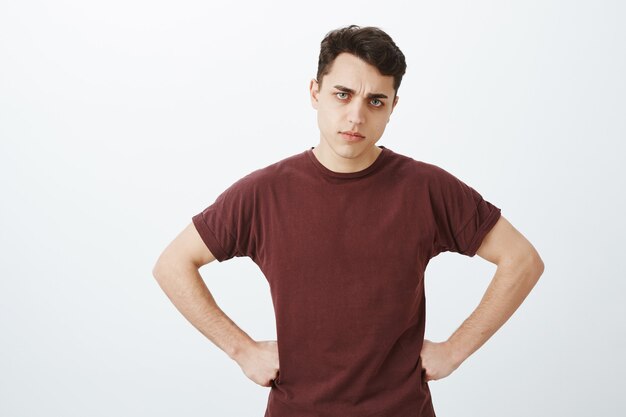 teleurgestelde man man in rood t-shirt