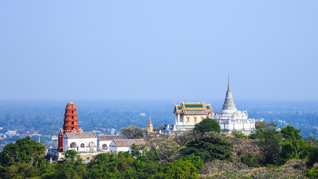 Tempel op de bergtop bij Khao Wang Palace Petchaburi Thailand