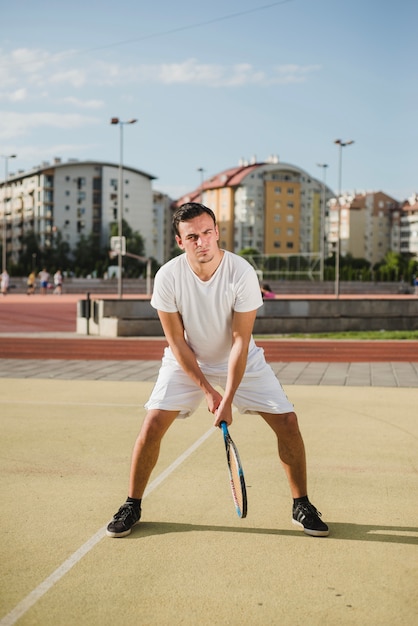 Tennis speler op zoek naar bal te wachten