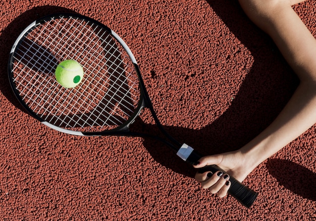 Gratis foto tennis speler racket bovenaanzicht te houden