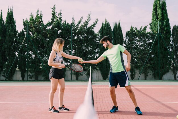 Tennis spelers handen schudden