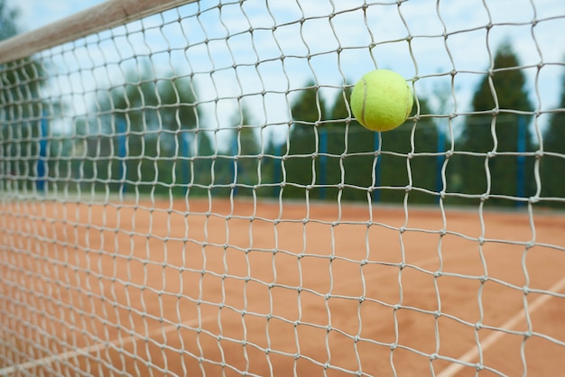 Gratis foto tennisbal op het net