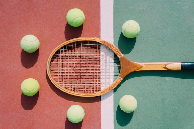 Tennisballen en racket in symmetrie