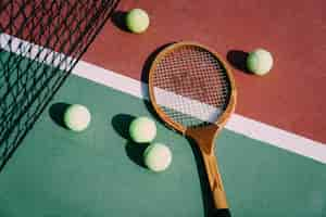 Gratis foto tennisballen en racket