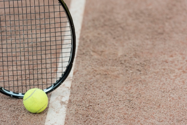 Tennisballen en zwart racket