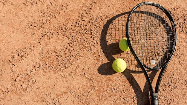 Tennisballen en zwart racket