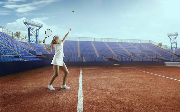 Tennismeisje op een professionele tennisbaan