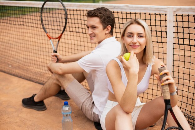 Gratis foto tennispaar dat een pauze neemt