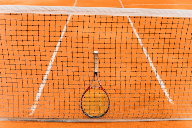 Gratis foto tennisracket staande op het net