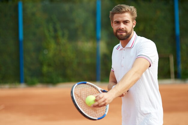 Tennisser met bal en racket