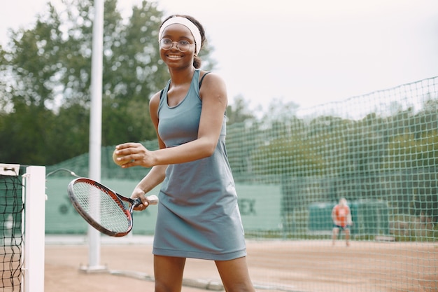 Tennisser vrouw gefocust tijdens het spelen