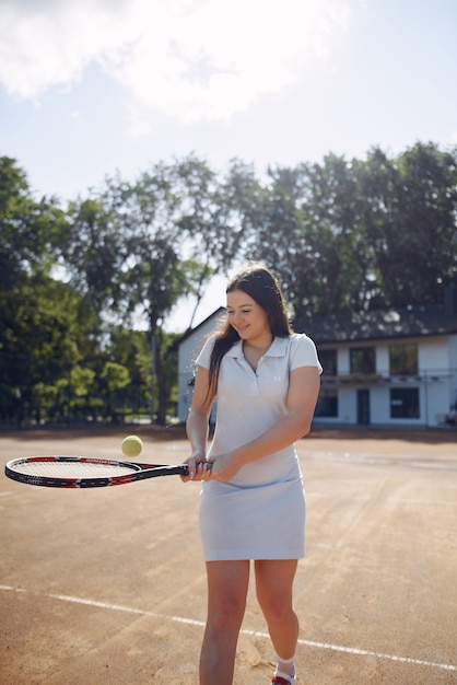 Tennisser vrouw gefocust tijdens het spelen