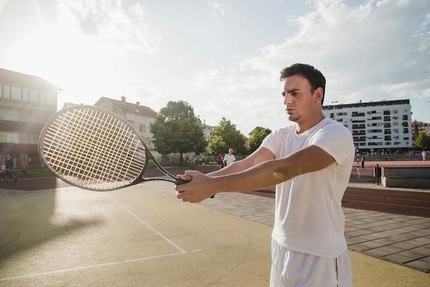 Gratis foto tennisspeler houden racket