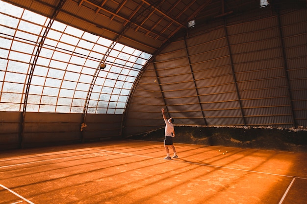 Tennisspeler in grote zaal