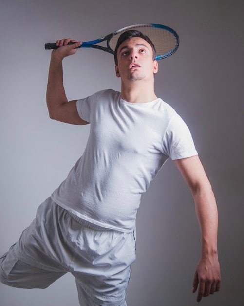 Gratis foto tennisspeler in slaan pose