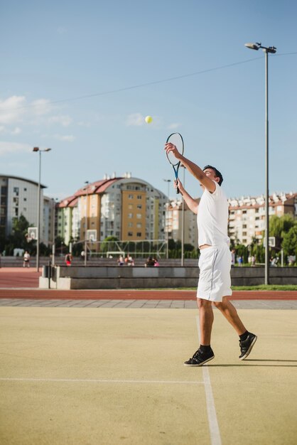 Tennisspeler in stadsmilieu