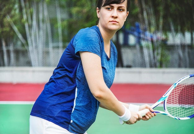 Gratis foto tennisspeler klaar voor een match