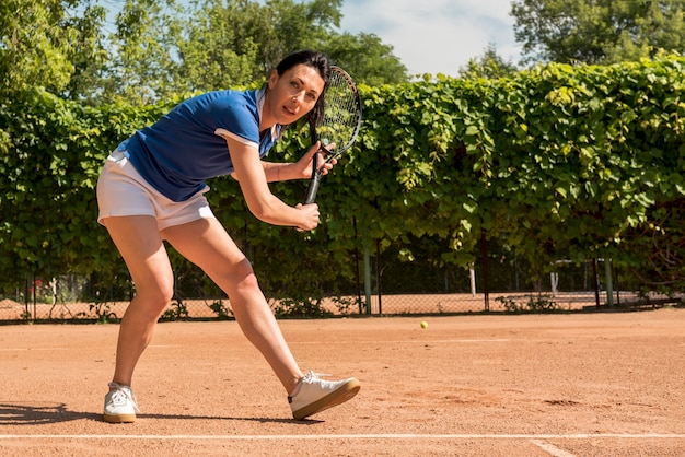 Gratis foto tennisspeler met haar racket