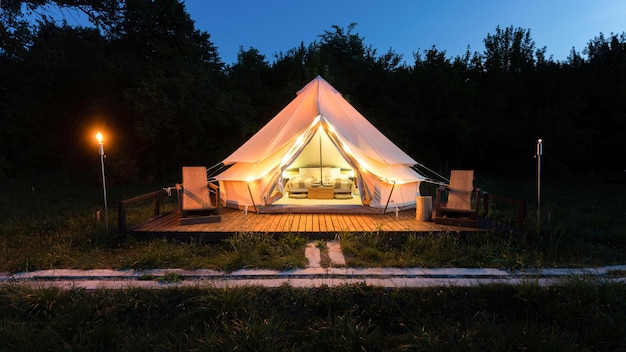 Tent bij glamping schemering