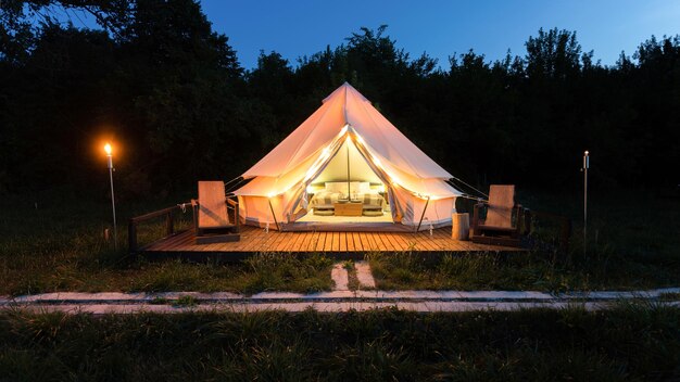 Tent bij glamping schemering