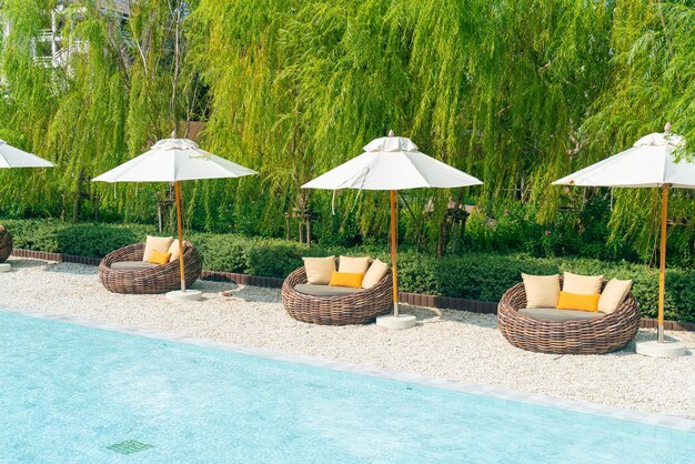 Terrasstoel met kussen en parasol rond zwembad - vakantie en vakantieconcept