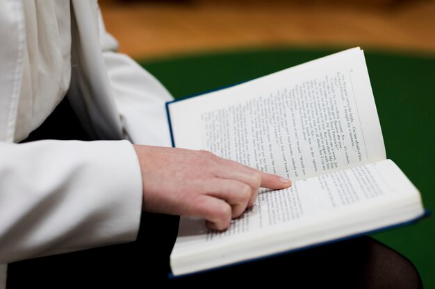 Terug naar schoolconcept met dichte omhooggaand van vrouw die in bibliotheek bestuderen