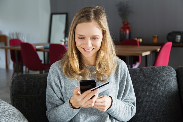 Tevreden klant die online koopt