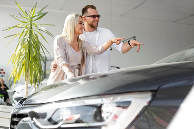 Gratis foto tevreden klanten bij autodealer