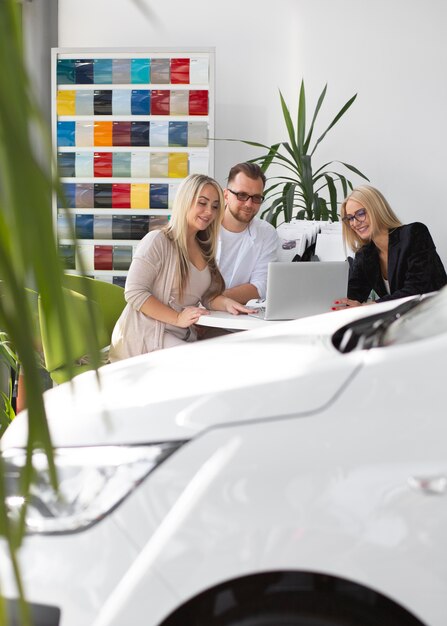 Tevreden klanten bij autodealer