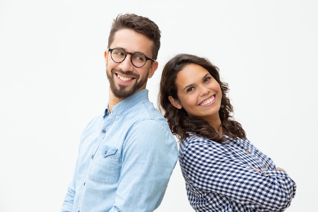 Gratis foto tevreden man en vrouw die zich rijtjes bevinden