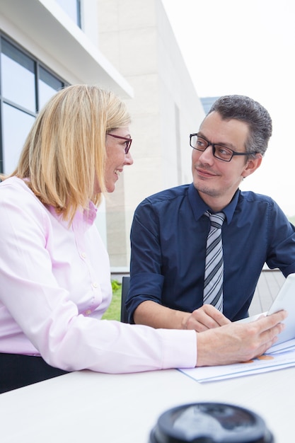 Gratis foto tevreden managers die projectplan bespreken.