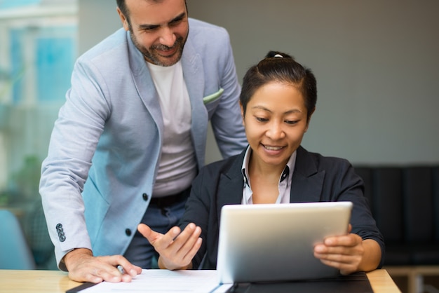 Tevreden marketingteam bekijkt resultaten van onderzoek