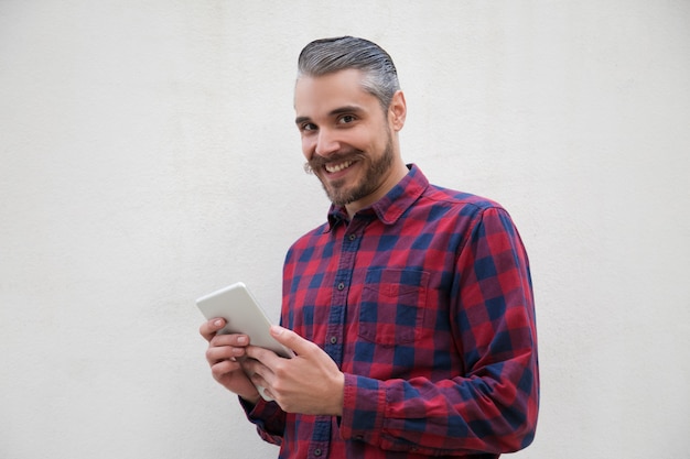 Tevreden mens met het digitale tablet glimlachen